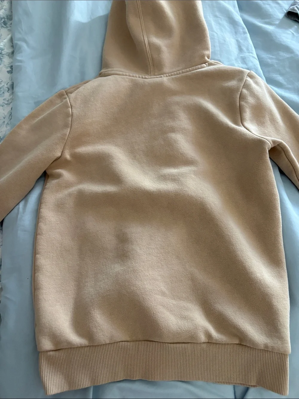 Converse sweater size m. Unisex  Cream color